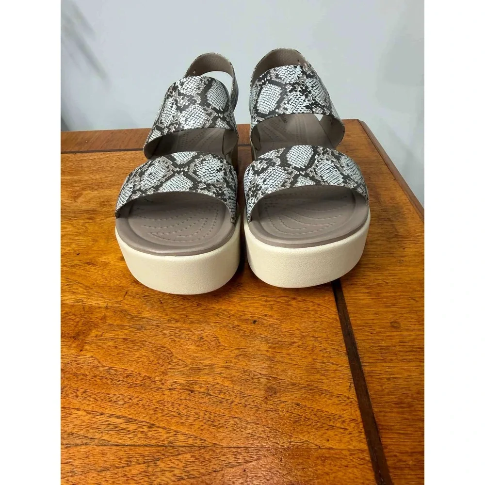 Crocs Brooklyn Low Wedge Snake Print Platform Sandals Womens 7 Grey Tan 206451